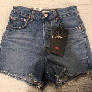 Levi’s Ribcage Shorts (NWT)